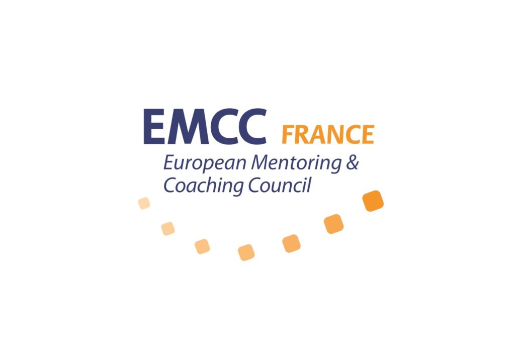 Il est écrit en bleu EMCC (European Mentoring and Coaching Council, Conseil Européen du Coaching, du Mentorat et de la Supervision) France en jaune et il y a 7 étoiles jaunes en arc de cercle vers le bas qui partent du E de EMCC pour remonter vers le E de France
